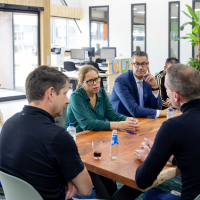 Minister Schouten bracht werkbezoek aan Werkcafé en Impact in Kampen